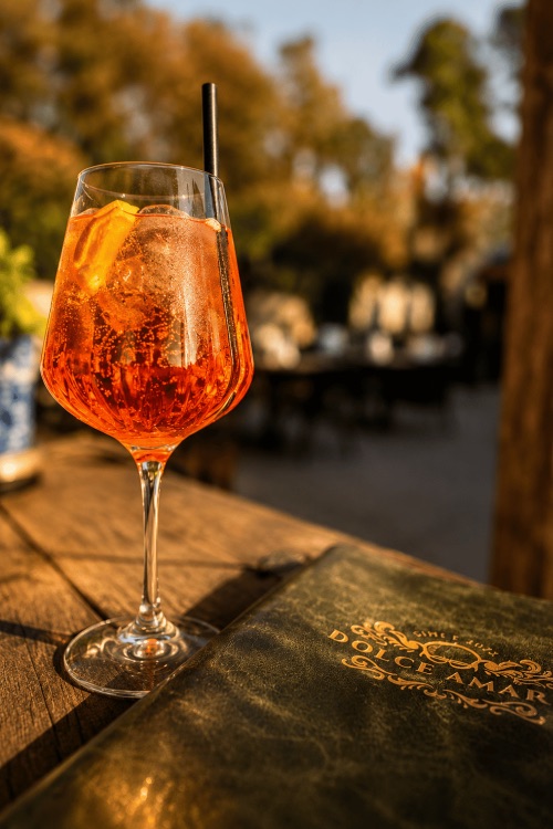 Aperol Spritz auf der Terrasse im Abendlicht