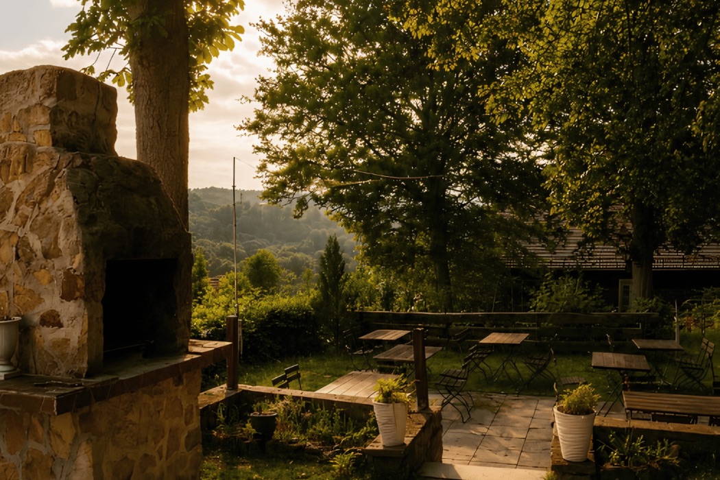 Garten und Terrasse der Gaststätte Großvater im Abendlicht mit Blick ins Tal