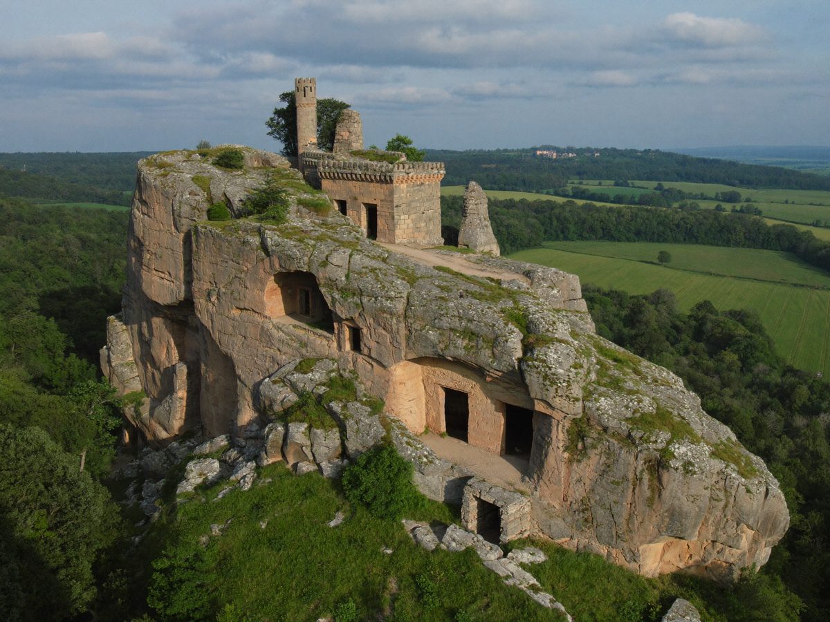 Felsenburg mit in den Sandstein gehauenen Räumen über dem Harzvorland
