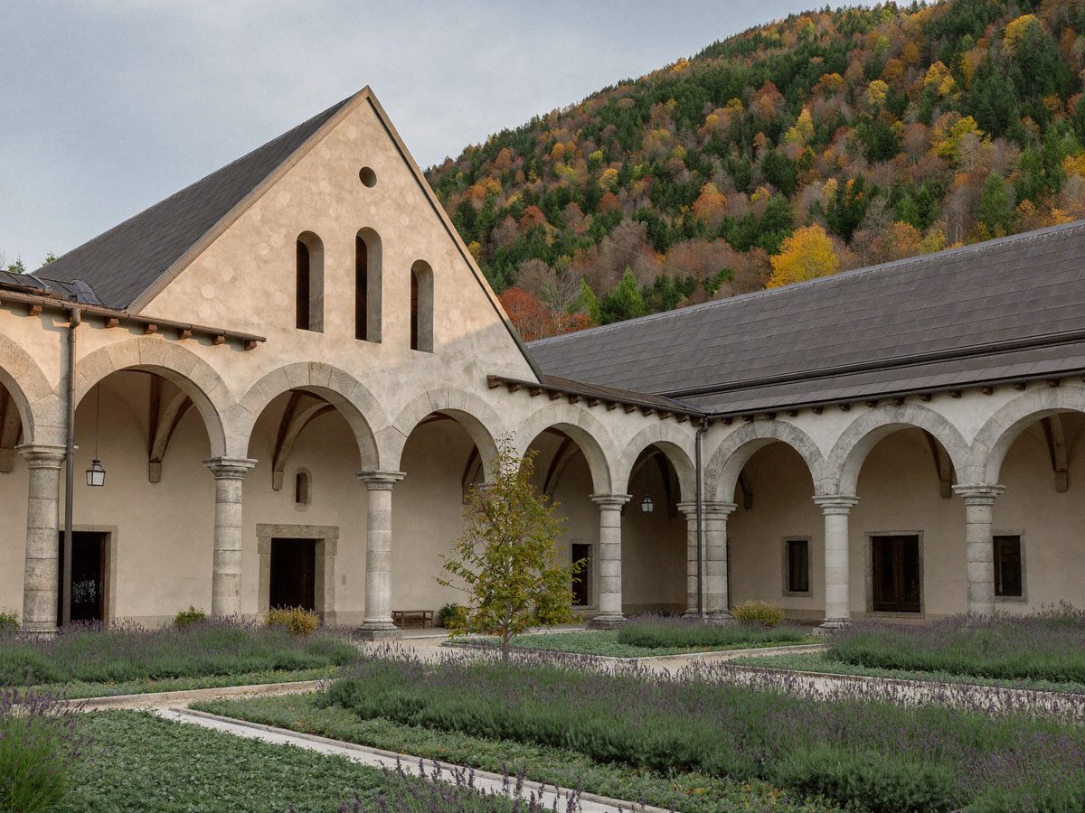 Kreuzgang und Kräutergarten eines Klosters