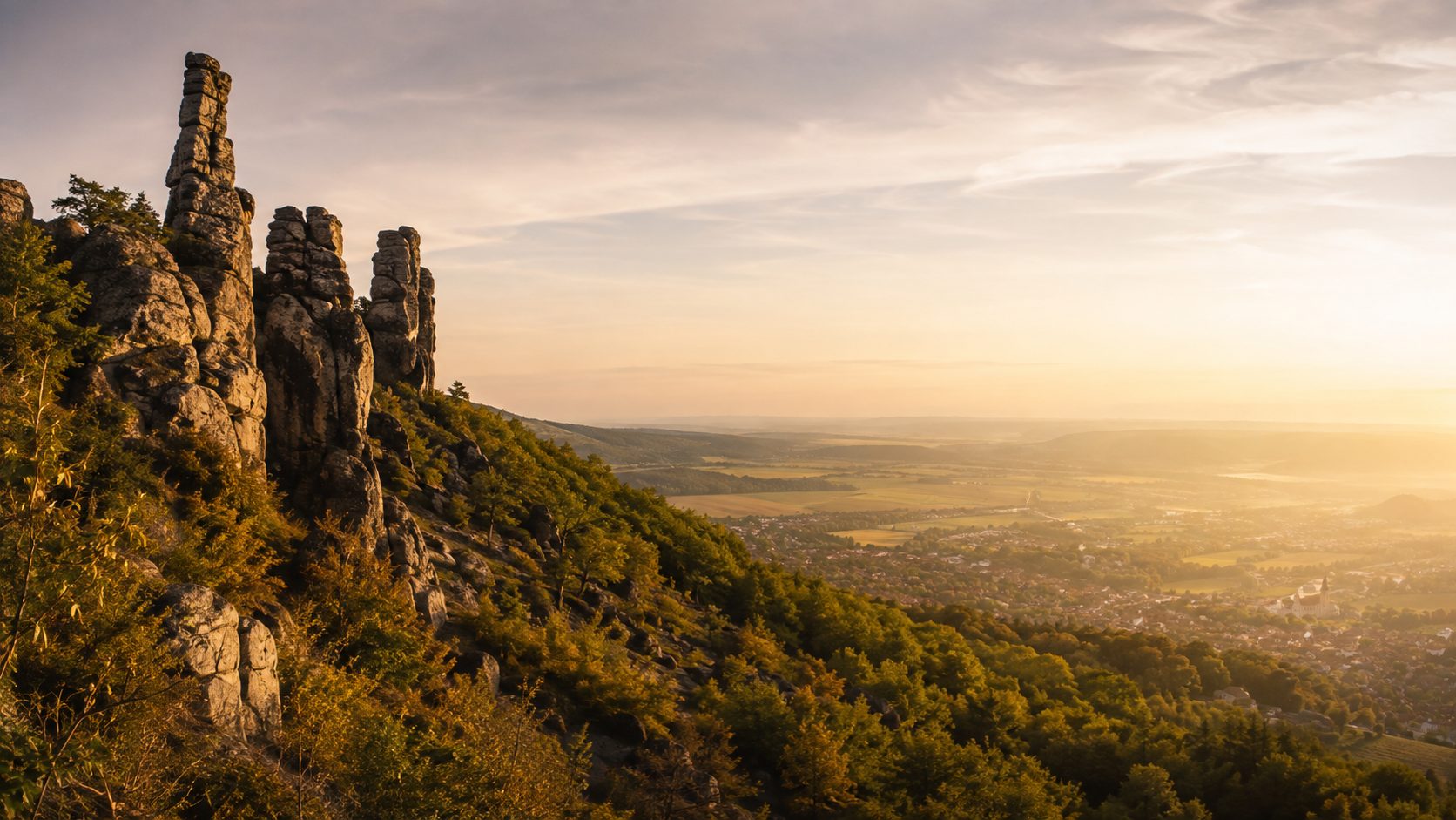 Blick von den Felsen über Blankenburg und das Harzvorland im Abendlicht