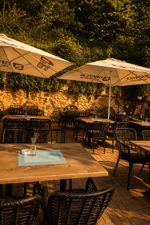 Terrasse mit Sonnenschirmen