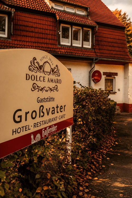 Schild der Gaststätte Großvater am Eingang