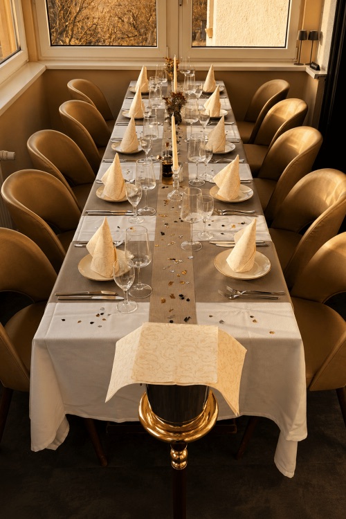 Festlich gedeckte lange Tafel