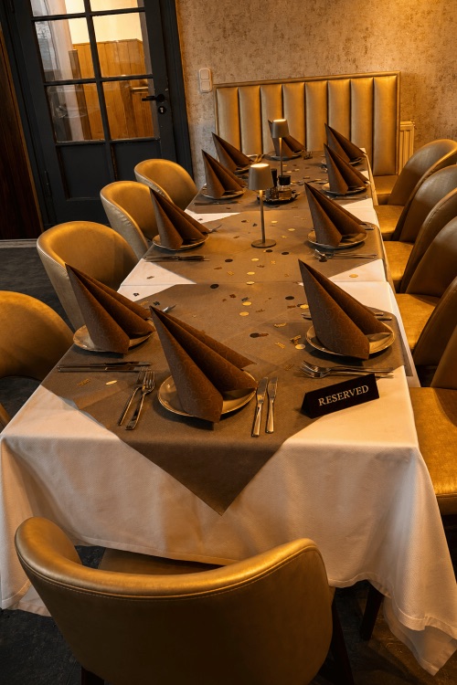 Gedeckter Tisch mit gefalteten Servietten