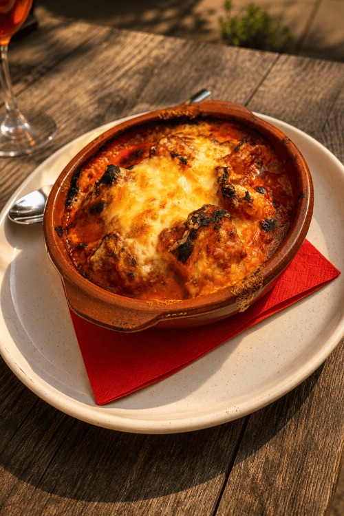 Überbackene Lasagne im Tontopf