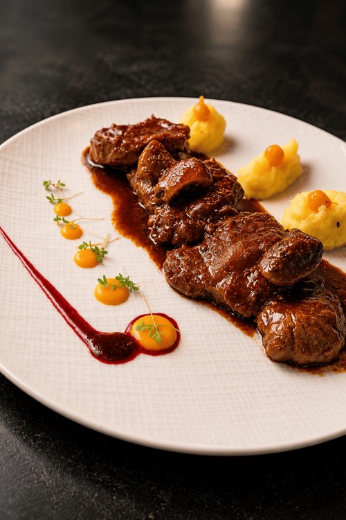 Rumpsteak vom Grill auf dem Teller angerichtet